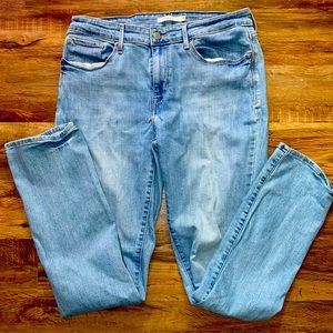 Levi women’s mid rise skinny jeans 👖